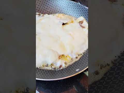 ovos fritos na manteiga com carne e queijo mussarela