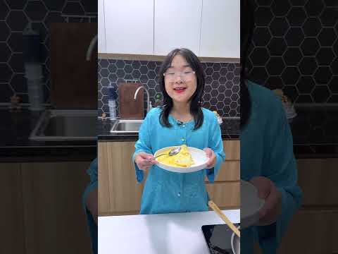Ai bỏ muối vào trứng vậy ? Never trust Mom's cooking... 🤫