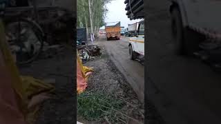 Chlti gadi p barsaat m ped gira