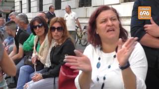 fonderie-la-protesta-delle-mogli-in-catene-al-tribunale