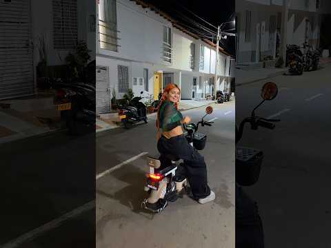 Mi primera vez andando en una moto eléctrica vamos 🧡✨