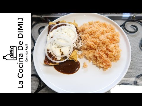 Tacos dorados de pollo y Arroz Rojo con Mole
