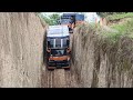SKILNYA PARA DRIVER KELAS DEWA Truk Fuso 220ps Truk Hino 500 Muatan Penuh Lewati Jalan Sempit