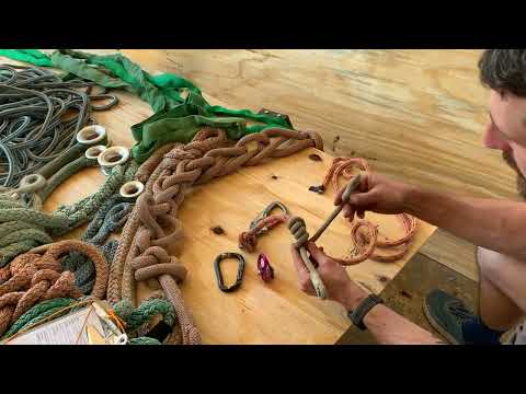 How to tie a Valdotain Tresse (VT) for a lanyard.