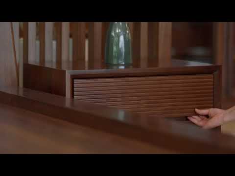 GN013 - Giường gỗ óc chó chân nan, đầu phẳng, kết hợp Tab