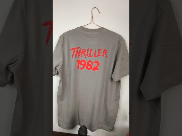 Vídeo relacionado con CRAZY FOR ROCK Michael Jackson Camiseta Oficial Thriller. Camiseta Unisex de Algodón. Camiseta de Ajuste Regular para Adulto y Niño, Negro , S