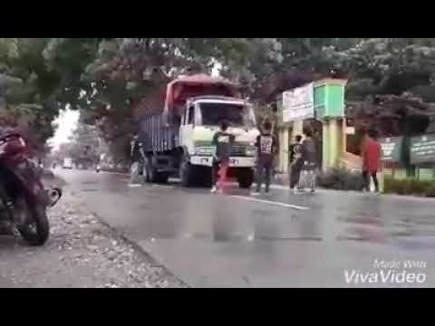 Punk nyegat truk untuk pulang kerumah