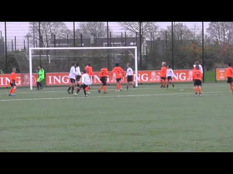 15 nov 2014 VV De Meern D3  - Montfoort D1 beker 2-2 De lat staat doelpunt Stijn in de weg