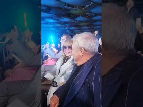 Алла Пугачева и Андрей Макаревич слушают песню "Russia goodbye" на фестивале в Юрмале.