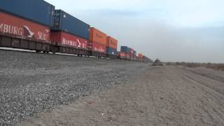 preview picture of video 'Union Pacific Stack Train Through Mecca HD'