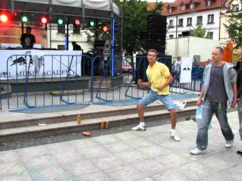 Mega tancerz Co za talent. No i te kocie ruchy