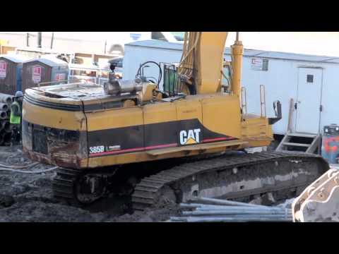 Cat 385B tripping drilling equipment