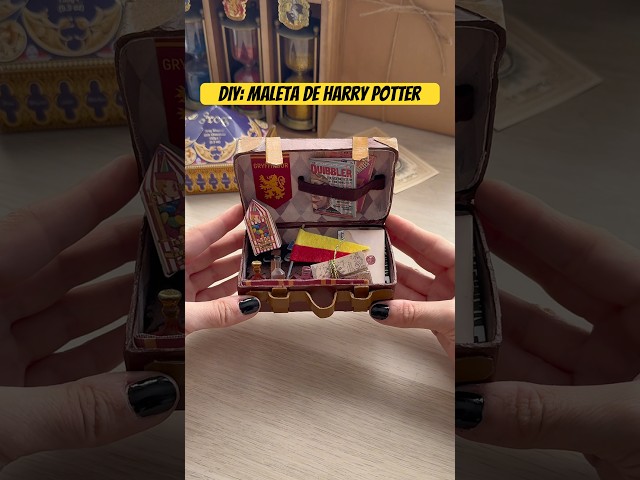 Vídeo relacionado con Harry Potter Neceser Gryffindor - Tamaño Viaje avión - Almacenamiento de Aseo y cosméticos - Asa de Transporte - Cierre con Cremallera - Accesorio Oficial Hogwarts