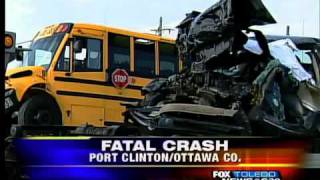 preview picture of video 'Car collides with bus, 1 dead'