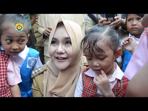 Kunjungan Bupati Kendal di TK Dharma Indra Kecamatan Kaliwungu Selatan. Sungguh sosok Ibu yang luar