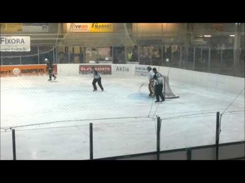 Hunters-Bewe TuusKi ja Joona Partanen torjuu rangaistuslaukauksen