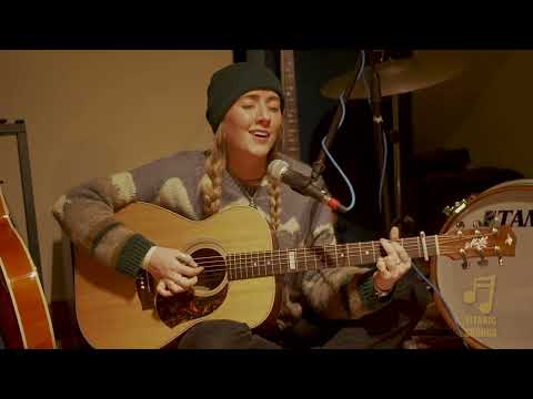 Demi O'Hara  'Beeswing' - Richard Thompson Cover: Attic Sessions