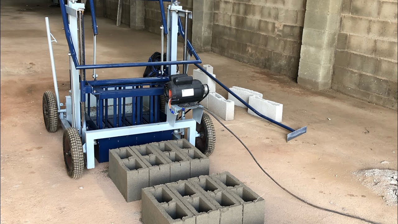 Máquina poedeira de blocos.