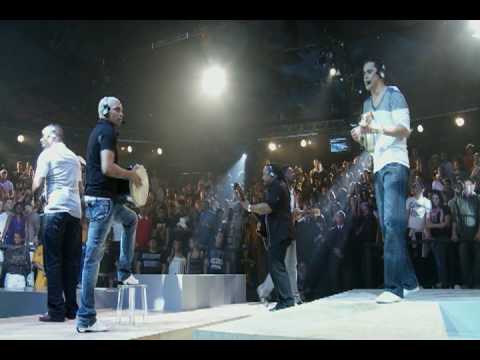 Grupo Revelação - Lá Vem Ela/Só Pra Ver Você Sambar/Barra da Saia (Ao Vivo no Morro)