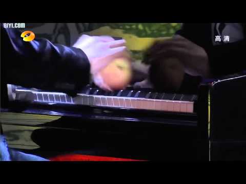 Lang Lang plays the black keys etude with an apple