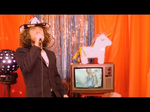 Noah Dillon - BROKEN BUT IT'S WORKING (featuring Illuminati Hotties) MUSIC VIDEO