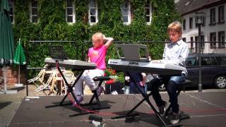 preview picture of video 'Die Keyboardschule der Gitarrenschule Otterberg, beim 3. Otterberger Kinderfestival 2014'