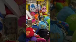 WINNING A PHONE AND MONEY FROM THE CLAW MACHINE