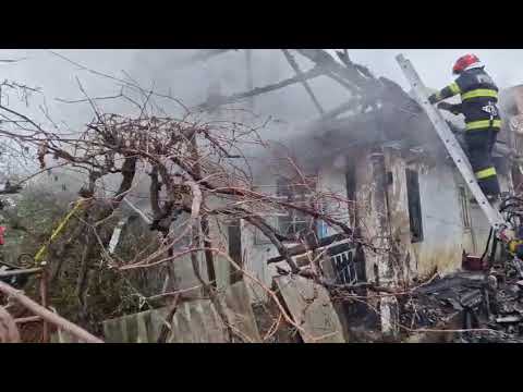 Incendiu la o casă din Poduri, sat Bucșești: pompierii au intervenit prompt și au limitat pagubele