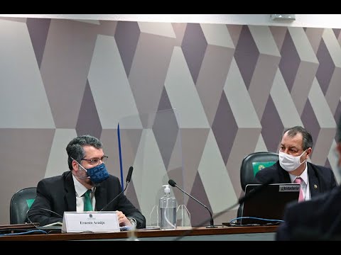 Ex-ministro Ernesto Araújo responde sobre possíveis falhas na busca por vacinas