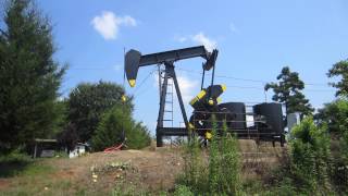 preview picture of video 'East Texas Oil Well'