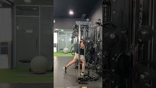 ZANCADAS EN MULTIPOWER ÉNFASIS CUÁDRICEPS