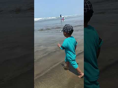 fawaz nya lg liburan dulu ,di pantai bagedur
