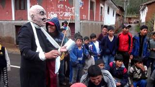 preview picture of video 'Dia de las Comadres en el distrito Quiquijana 2012 (1/2)'