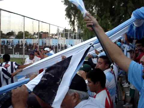 "Los huevos de los mates no tenes.MPG" Barra: La Banda del Mate • Club: Argentino de Quilmes • País: Argentina