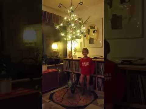 Stämningsfull julsång av Elias 5 år