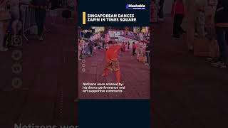 Download lagu A man in Baju Melayu performed the traditional Zapin Gemersik Ombak dance at Time Square, New York🕺🏼 mp3