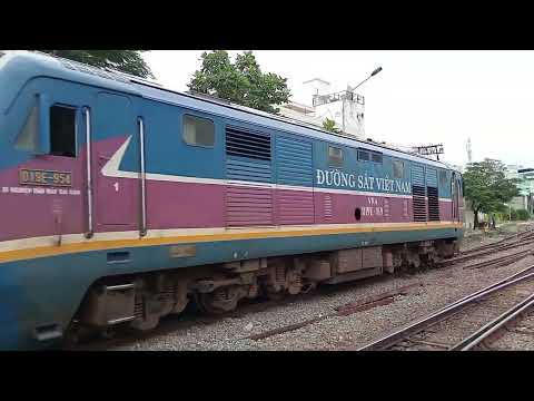 SE7 and SE8 arriving and departing Nha Trang station