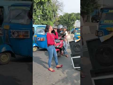 pengamen bersuara emas 👍💕