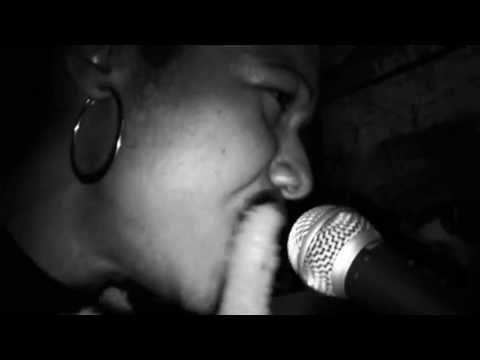 BERLINJOURNAL - SÄNGERIN AUS NEW YORK - TACHELES - BERLIN 2009