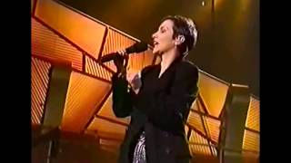 #nowwatching @AnnieLennox LIVE - Train In Vain