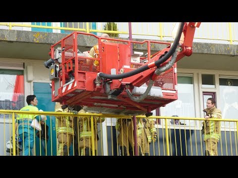 Brandweer assisteert Ambulance met afhijsing in Brielle