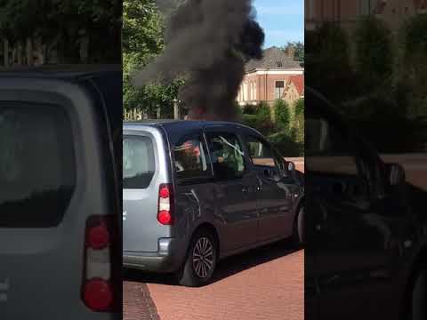 Trike vat vlam aan Burgemeester van Engelen weg (Update: video) Trike vat vlam aan Burgemeester van Engelen weg (Update: video)
