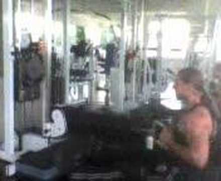 eu fazendo remada sentada