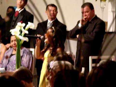 Victoria canta na bodas de Adalba