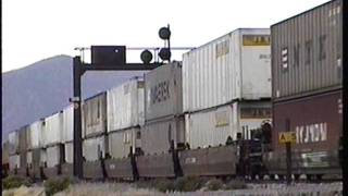 preview picture of video 'BNSF Santa Fe DoubleStack/Piggyback Train west of Flagstaff, AZ in 1998'
