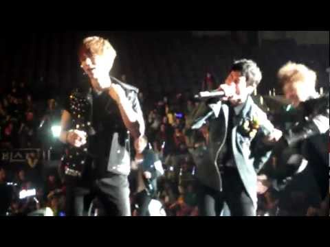 [FANCAM]120225 Kiseob slapped each other's butt @ Beautiful Show In Shanghai
