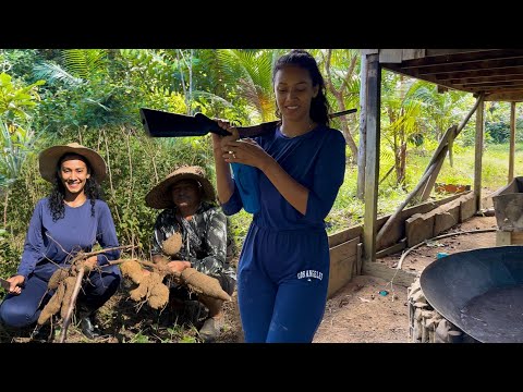 Velho do rio  na produção de farinha no amazonas