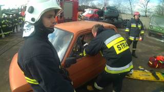 preview picture of video 'Olkusz...Szkolenie strażaków ochotników z zakresu ratownictwa technicznego.'