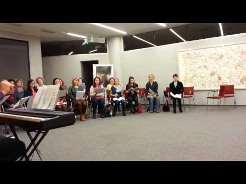 Swedbank koris mēģina dziesmu "Itāļu salāti"