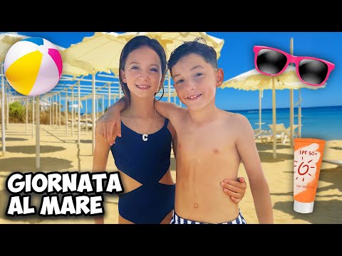 INTERA GIORNATA AL MARE.. FIGLIACHIARA E FIGLIODIEGO FANNO IL BAGNO PER LA PRIMA VOLTA DI QUEST'ANNO